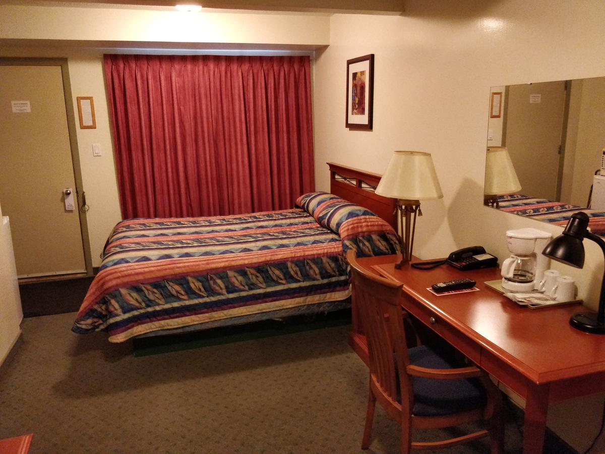 Siesta Inn Vanderhoof Exterior photo