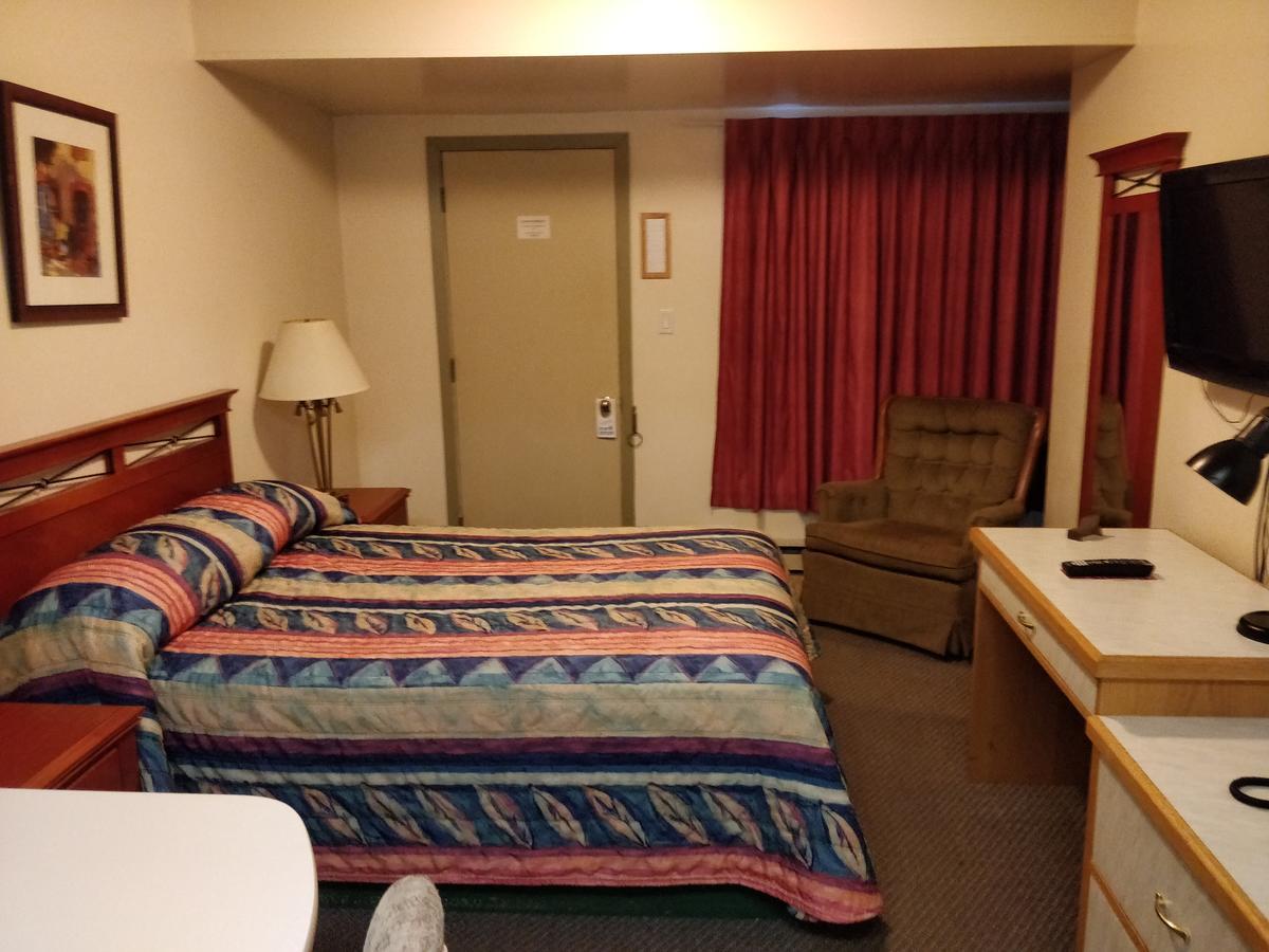 Siesta Inn Vanderhoof Exterior photo